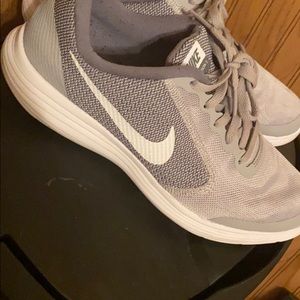 Nike youth revolution 3